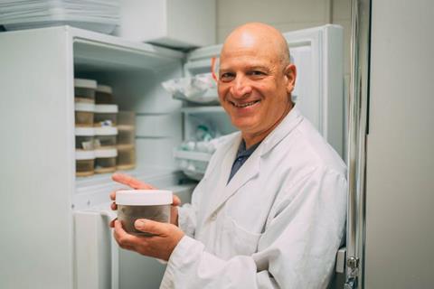 Low-Res_3x2PIC40512-RSH_Wasserberg_And_Students_Lab_Field_0235