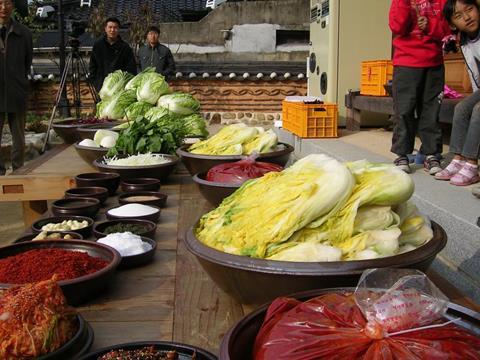 Korean_cuisine-Gimjang-Preparation_for_making_kimchi-01