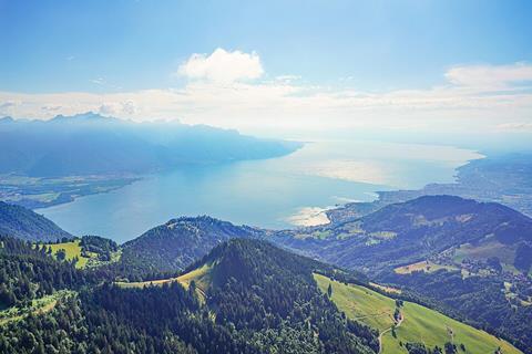 044_Lake_Geneva_and_Swiss_Alps_Photo_by_Giles_Laurent