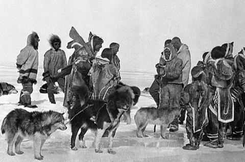 800px-Inuit_ice_fishing_at_Cape_Barrow_(38581)