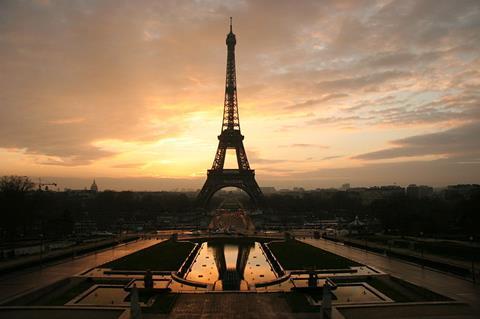 800px-Eiffel_tower_at_dawn_horizontal